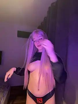 Yui and Raiden online show from 04/11/26, 04:22