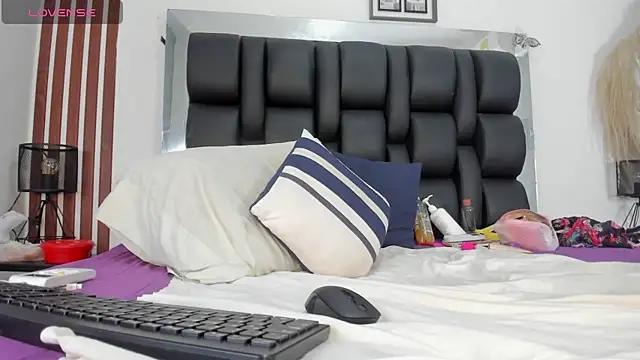 Snapshot of MILF_AURORA chatting on 05/26/26, 08:49 MILF AURORA online show from 05/26/26, 08:49