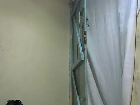 Snapshot of Rerpuss1 chatting on 04/14/26, 12:00 Rerpuss1 online show from 04/14/26, 12:00