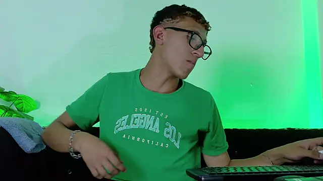 Snapshot of Damian_nix chatting on 04/14/26, 05:24 Damian nix online show from 04/14/26, 05:24