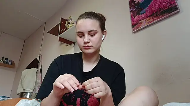 Snapshot of RoxanneStuard chatting on 04/14/26, 09:04 RoxanneStuard online show from 04/14/26, 09:04