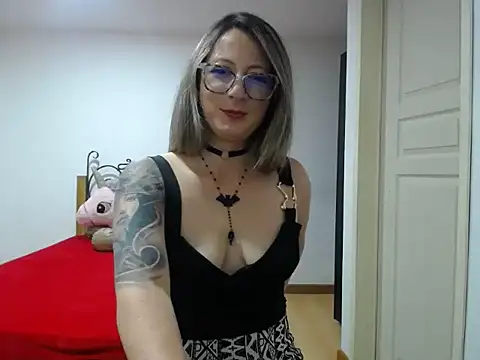 Snapshot of VALELUXX chatting on 04/26/26, 01:58 VALELUXX online show from 04/26/26, 01:58