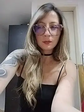 Snapshot of VALELUXX chatting on 05/16/26, 02:19 VALELUXX online show from 05/16/26, 02:19