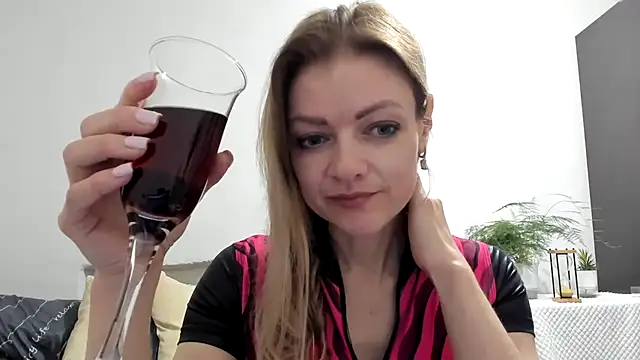 Snapshot of Severina7 chatting on 04/17/26, 07:39 Severina7 online show from 04/17/26, 07:39