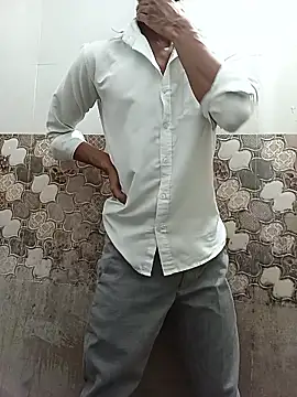 Snapshot of itsmemadhu2019 chatting on 05/20/26, 08:04 itsmemadhu2019 online show from 05/20/26, 08:04