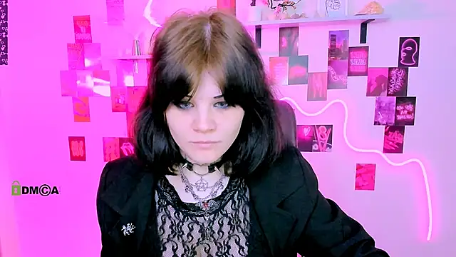 nikki kiss  online show from 05/01/26, 08:52