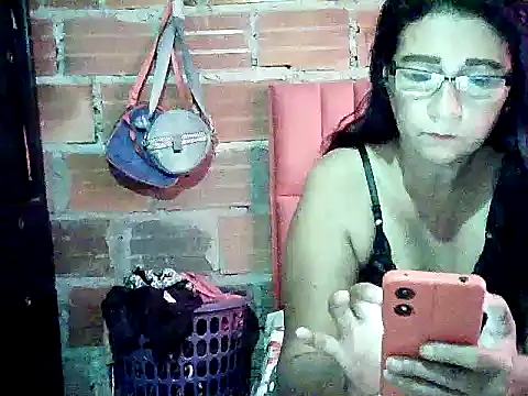 Snapshot of lola_teem chatting on 04/15/26, 04:03 lola teem online show from 04/15/26, 04:03