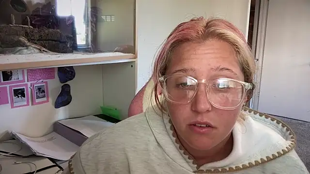Snapshot of MUSCLEMOMMY1365 chatting on 05/14/26, 03:30 MUSCLEMOMMY1365 online show from 05/14/26, 03:30