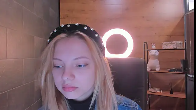 EmmaaMcDon online show from 04/26/26, 09:40