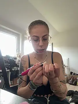 Snapshot of BeatBaddie chatting on 04/15/26, 03:30 BeatBaddie online show from 04/15/26, 03:30