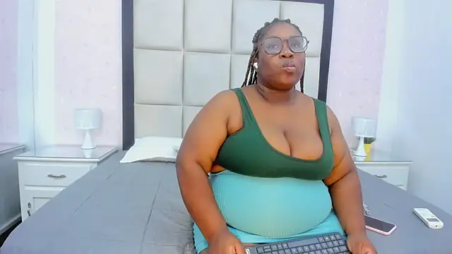 Snapshot of TreisyVixen chatting on 07/04/26, 03:45 TreisyVixen online show from 07/04/26, 03:45