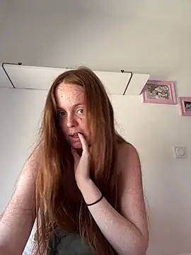 Snapshot of lilysmn chatting on 05/06/26, 01:27 lilysmn online show from 05/06/26, 01:27