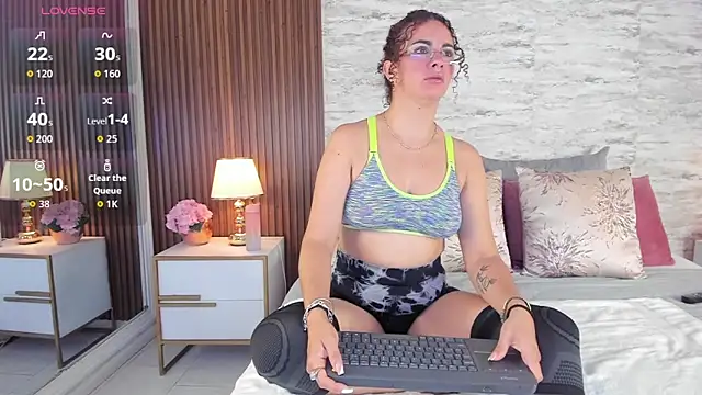 zoehiltonn online show from 05/09/26, 01:16
