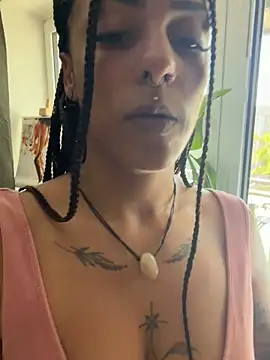 Snapshot of SweetPetiteNoir chatting on 06/18/26, 02:10 SweetPetiteNoir online show from 06/18/26, 02:10