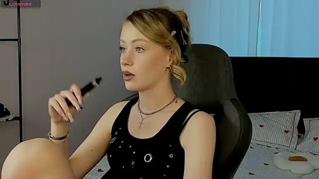 EvaHamilton online show from 05/03/26, 01:11