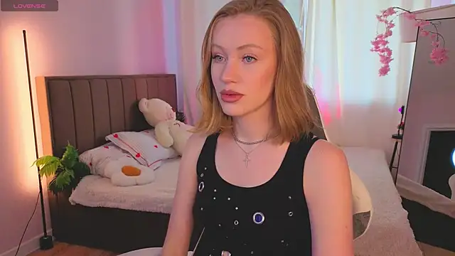 Snapshot of EvaHamilton chatting on 07/13/26, 12:24 EvaHamilton online show from 07/13/26, 12:24