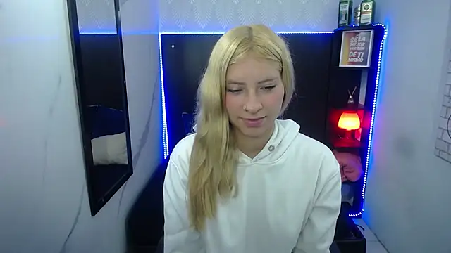 Snapshot of nancy_blonde chatting on 06/19/26, 01:48 nancy blonde online show from 06/19/26, 01:48