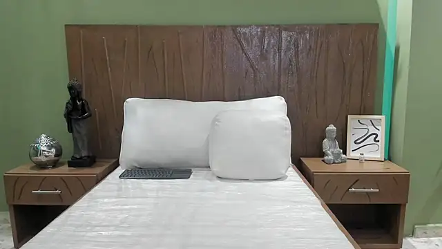 Snapshot of LunaDelux0 chatting on 05/15/26, 12:34 LunaDelux0 online show from 05/15/26, 12:34