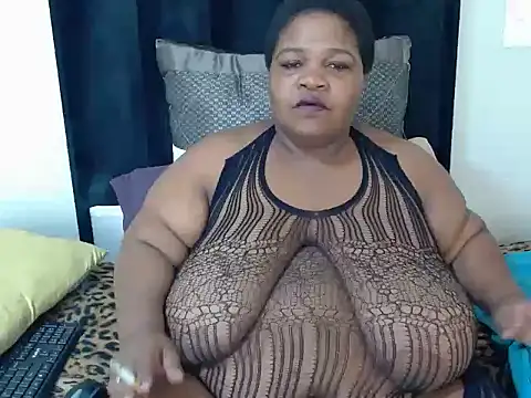 Snapshot of BBWMIDGET40 chatting on 05/20/26, 09:26 BBWMIDGET40 online show from 05/20/26, 09:26