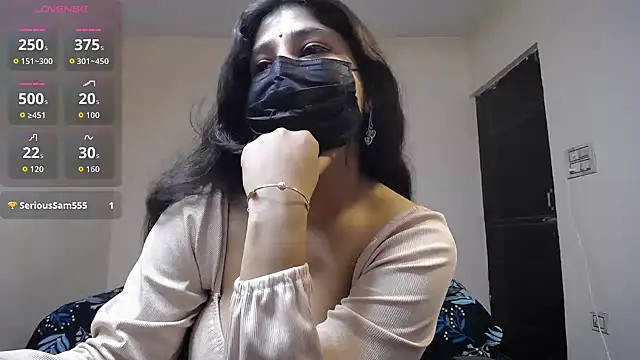 Snapshot of -Queenie chatting on 05/19/26, 07:20 -Queenie online show from 05/19/26, 07:20