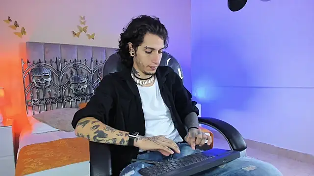 Vergil Noir  online show from 05/15/26, 03:35