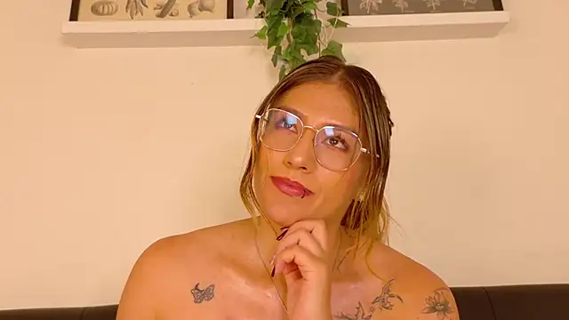 Snapshot of LiaaMoretti__ chatting on 07/23/26, 02:53 LiaaMoretti online show from 07/23/26, 02:53