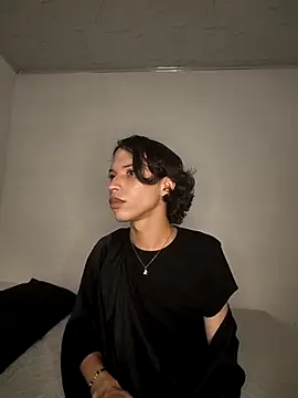 LONDON ROSE online show from 04/28/26, 10:15