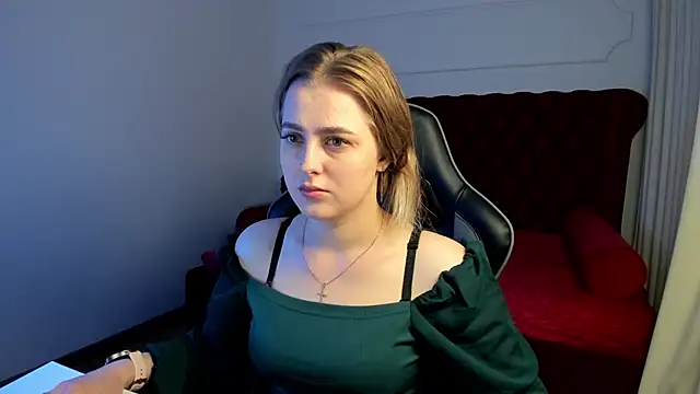 Snapshot of EllaBells chatting on 06/05/26, 05:03 EllaBells online show from 06/05/26, 05:03