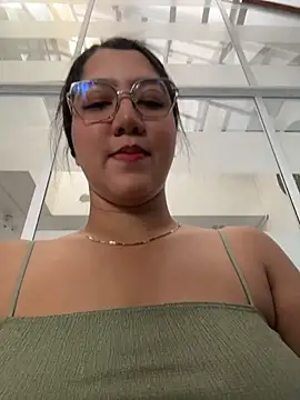 Snapshot of Chloe_Thomsoon_ chatting on 06/02/26, 08:00 Chloe Thomsoon online show from 06/02/26, 08:00