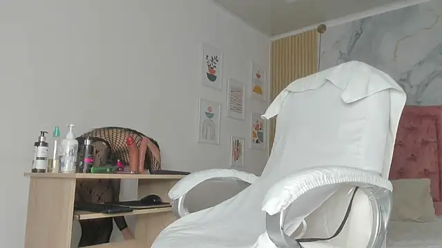 Snapshot of scarletmilzx chatting on 06/26/26, 01:04 scarletmilzx online show from 06/26/26, 01:04