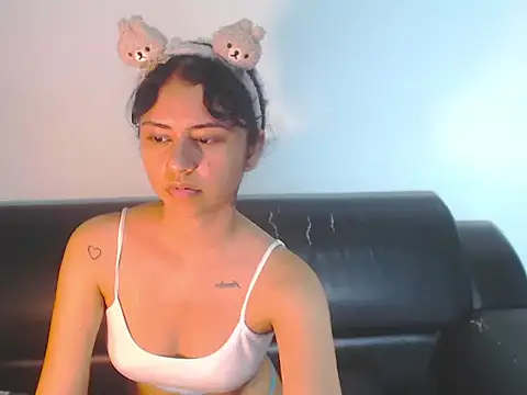 Snapshot of BellaLuxxs chatting on 05/16/26, 12:40 BellaLuxxs online show from 05/16/26, 12:40