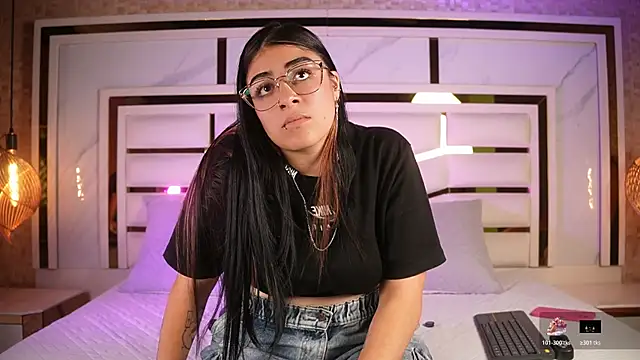 nicole sm online show from 04/24/26, 03:31