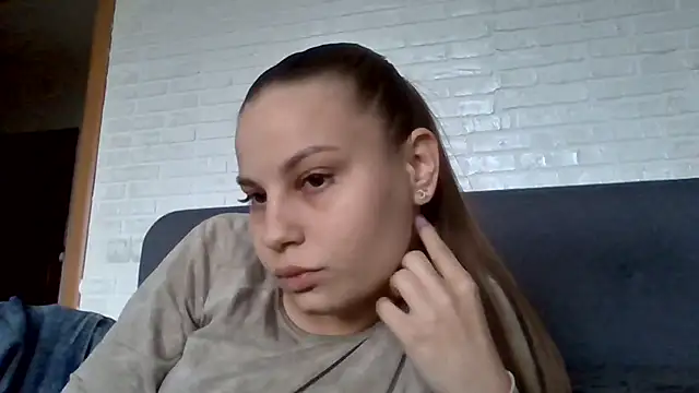  Linsyy ee  online show from 06/04/26, 04:13