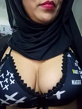 Snapshot of nadia__abaud chatting on 01/06/25, 01:42 nadia abaud online show from 01/06/25, 01:42