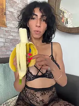Snapshot of Yasmiinee chatting on 05/15/26, 02:35 Yasmiinee online show from 05/15/26, 02:35