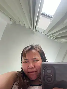 Snapshot of Yanzi-mm chatting on 04/29/26, 05:44 Yanzi-mm online show from 04/29/26, 05:44