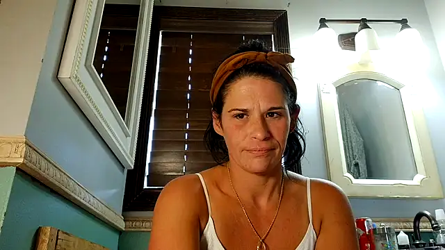Snapshot of Vanessa_Valentine chatting on 05/18/26, 03:07 Vanessa Valentine online show from 05/18/26, 03:07