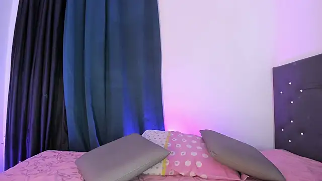 aaisha h  online show from 08/04/26, 12:58
