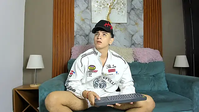 Snapshot of LOVE_GUYS1 chatting on 05/11/26, 04:04 LOVE GUYS1 online show from 05/11/26, 04:04