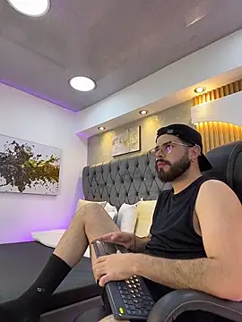 Snapshot of DomBoy_ chatting on 05/21/26, 08:05 DomBoy online show from 05/21/26, 08:05
