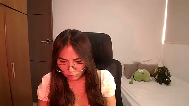 Snapshot of abbyyandmaxx chatting on 06/18/26, 04:11 abbyyandmaxx online show from 06/18/26, 04:11