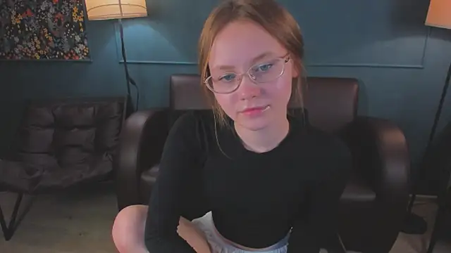 FloraLarsson online show from 06/11/26, 03:32