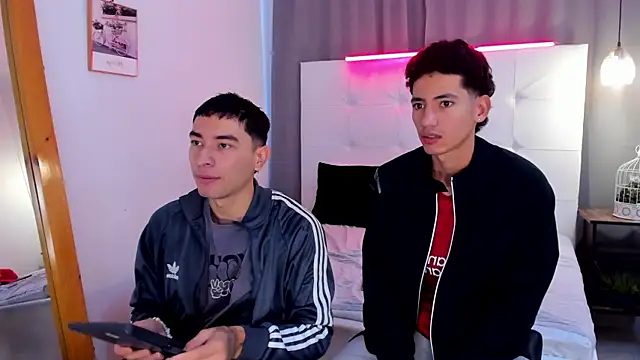 Snapshot of Alejo-and-Thiago chatting on 05/07/26, 12:32 Alejo-and-Thiago online show from 05/07/26, 12:32