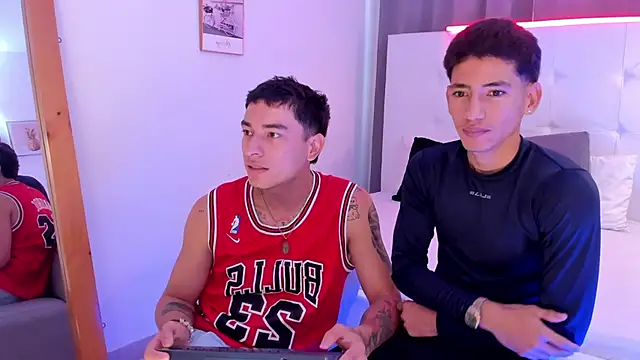 Snapshot of Alejo-and-Thiago chatting on 05/14/26, 12:34 Alejo-and-Thiago online show from 05/14/26, 12:34