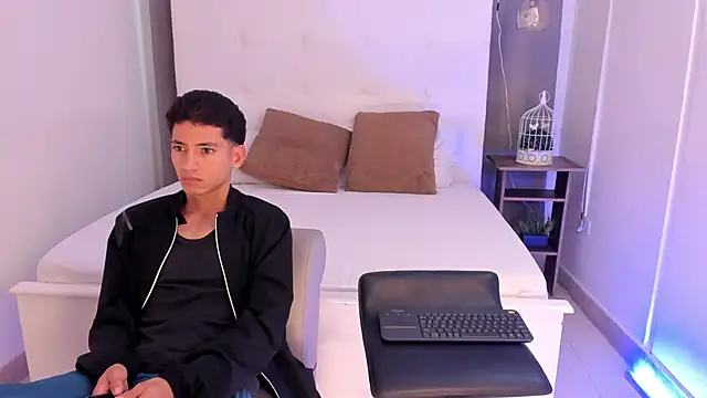 Snapshot of Alejo-and-Thiago chatting on 05/19/26, 12:22 Alejo-and-Thiago online show from 05/19/26, 12:22