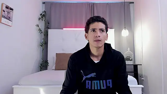 Snapshot of Alejo-and-Thiago chatting on 06/20/26, 12:30 Alejo-and-Thiago online show from 06/20/26, 12:30