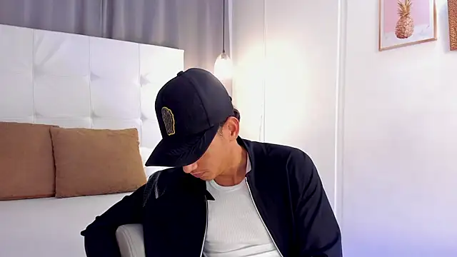 Snapshot of Alejo-and-Thiago chatting on 06/24/26, 12:26 Alejo-and-Thiago online show from 06/24/26, 12:26