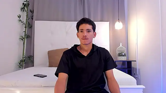 Snapshot of Alejo-and-Thiago chatting on 07/06/26, 12:24 Alejo-and-Thiago online show from 07/06/26, 12:24