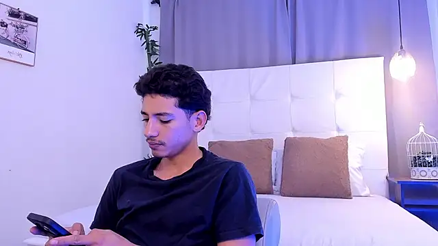 Snapshot of Alejo-and-Thiago chatting on 07/08/26, 12:42 Alejo-and-Thiago online show from 07/08/26, 12:42