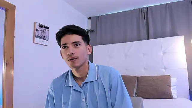 Snapshot of Alejo-and-Thiago chatting on 07/14/26, 12:33 Alejo-and-Thiago online show from 07/14/26, 12:33